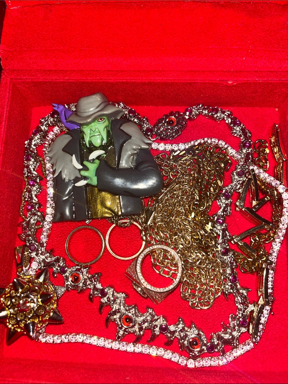 Random jewelry 3 rings 2 pendants 4chains 1 bracelet plus jewelry box